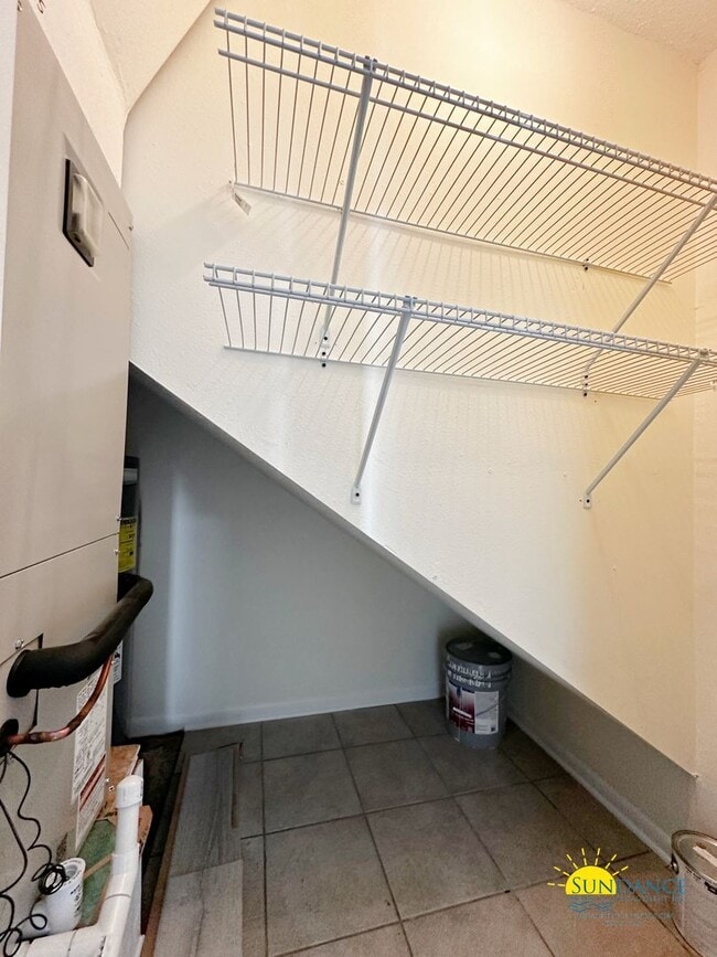 Building Photo - Centrally Located Townhouse with a Communi...