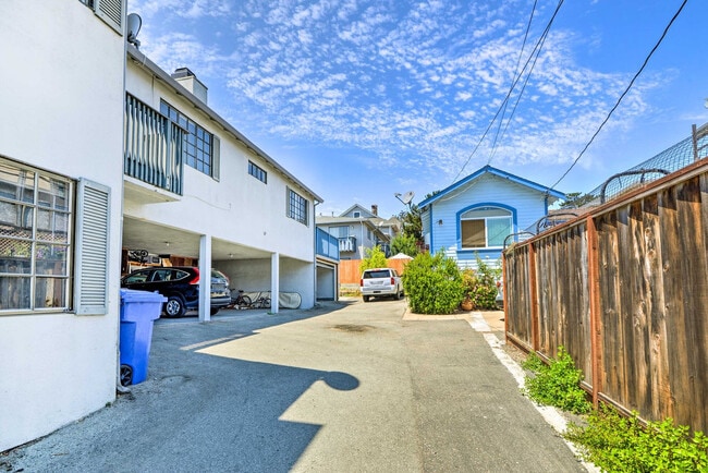Building Photo - 434 Larkin St