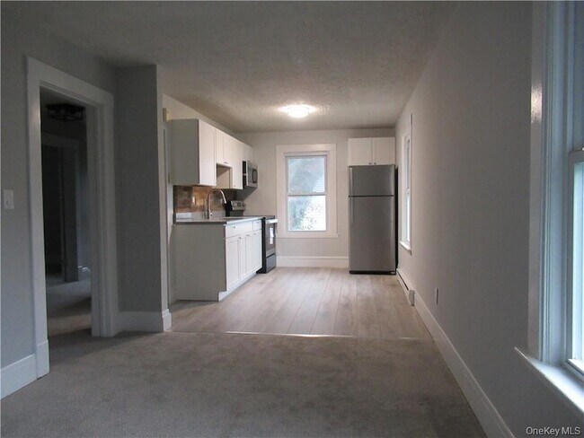 Building Photo - 25 Fairway Dr
