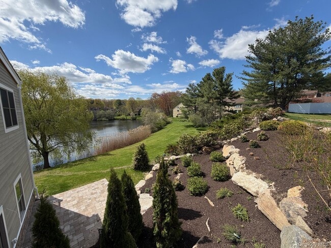 Building Photo - 905 Oakridge Cmns