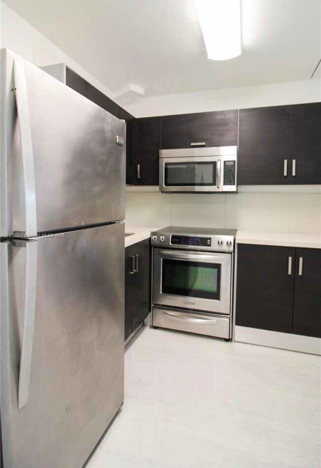 Building Photo - 319 Newport V