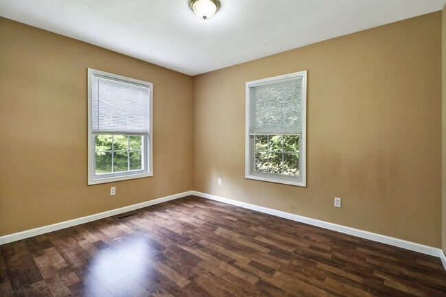 Building Photo - 2 bedroom / 2 bath + bonus room located in...