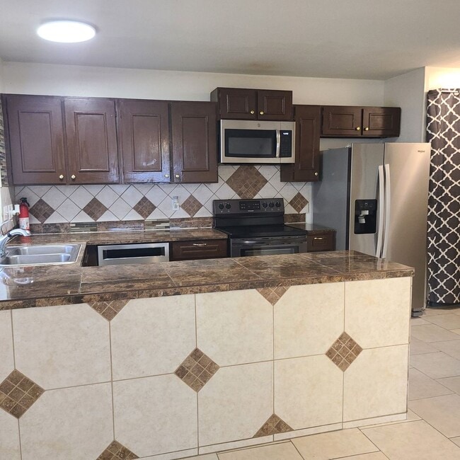 Building Photo - Spacious 2 BR/2.5 bath townhome near the Medical Center w/a fenced in yard!