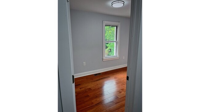 Building Photo - 808 1/2 Eynon St