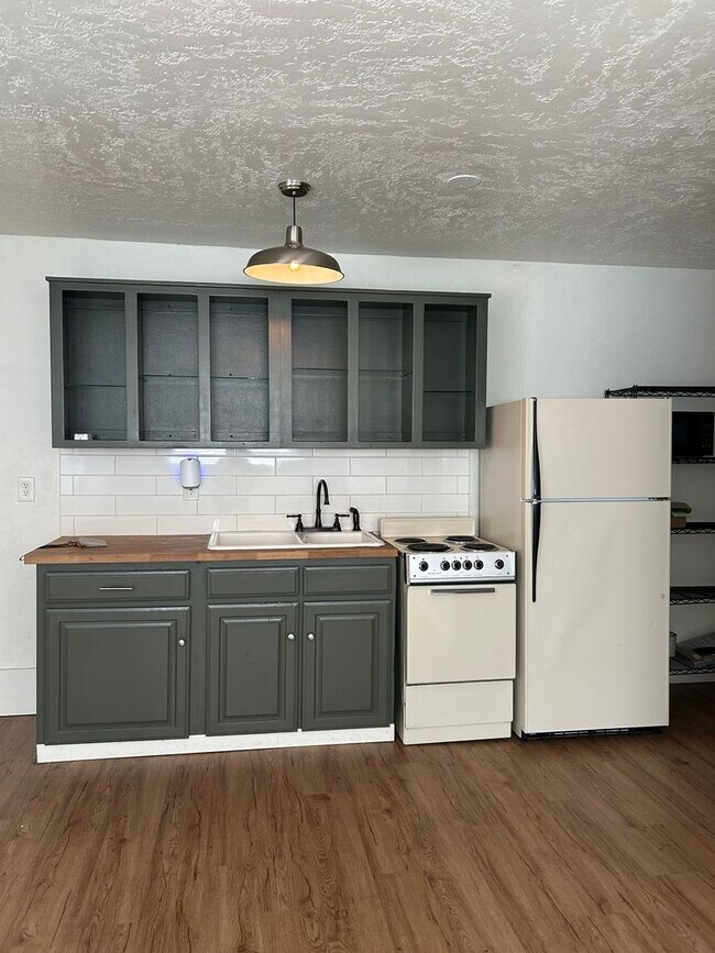 Building Photo - 3850 N Collister Dr