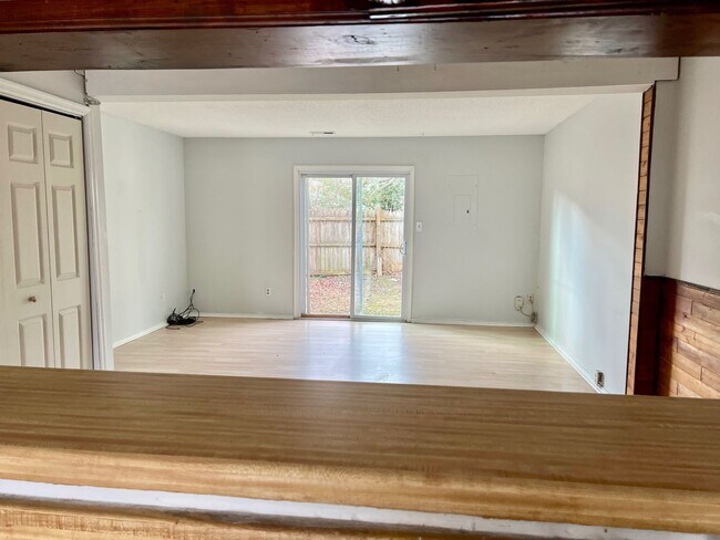 Building Photo - 2BD/ 2.5BA Townhouse near Town Center! Was...