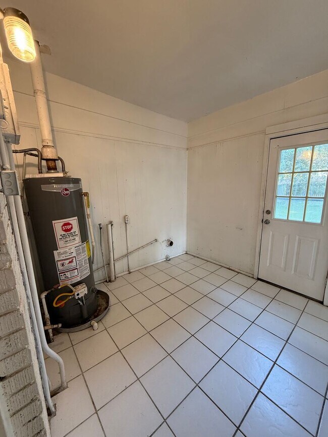 Building Photo - 905 S 23rd St