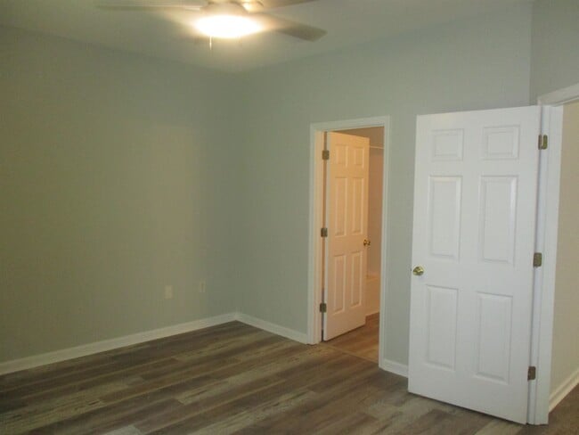 Building Photo - 100 Lazy Willow Ln