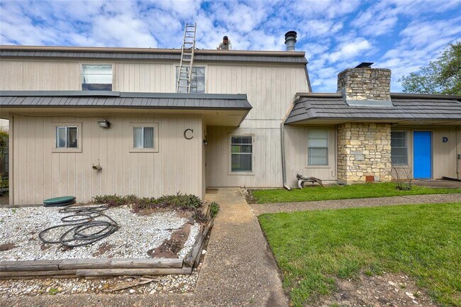 Building Photo - 709 Castle Ridge Rd