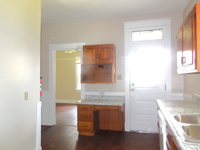 Building Photo - 413 E Schwarz St