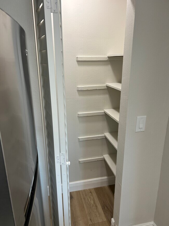 Building Photo - 3848 N Lake Dr