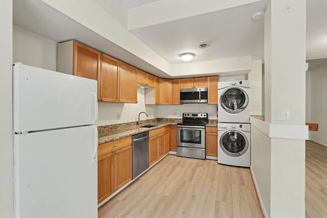 Building Photo - Spacious Studio condo