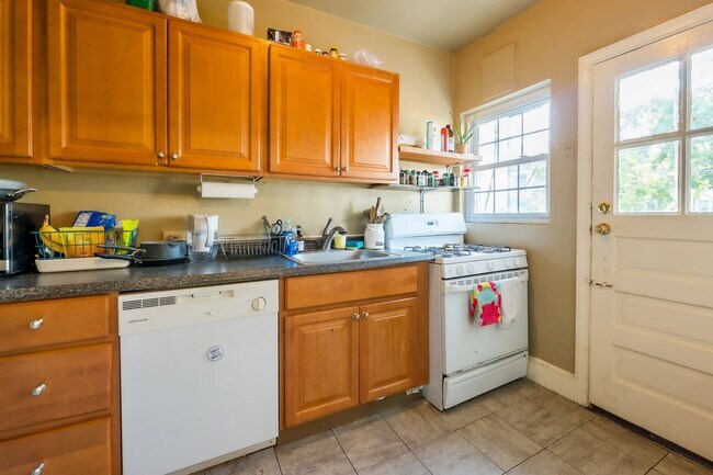 Building Photo - NW Rowhouse Near Georgetown University & Hospital Available Early August