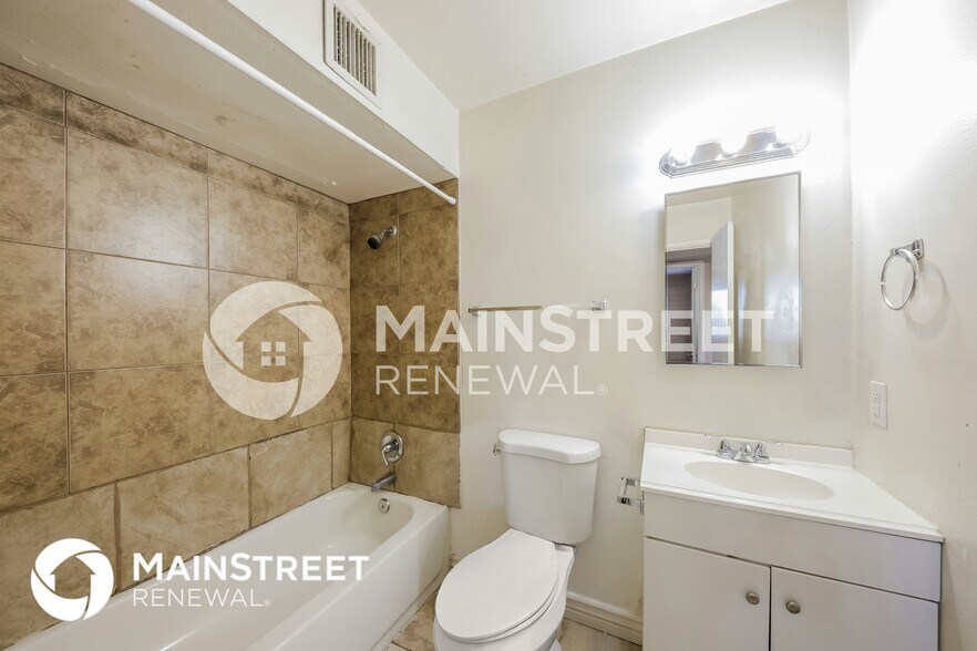 Building Photo - 4627 N 47th Dr