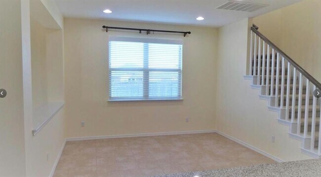 Building Photo - 704 Carillion Dr