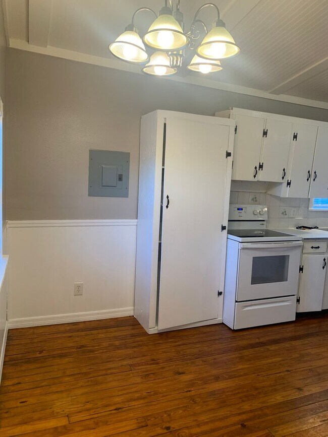 Building Photo - MOVE IN SPECIAL- Cozy 2 Bed/ 1 Bath Home in Saint Cloud
