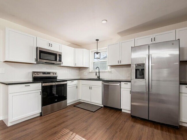 Building Photo - 1543 S Hamilton Rd