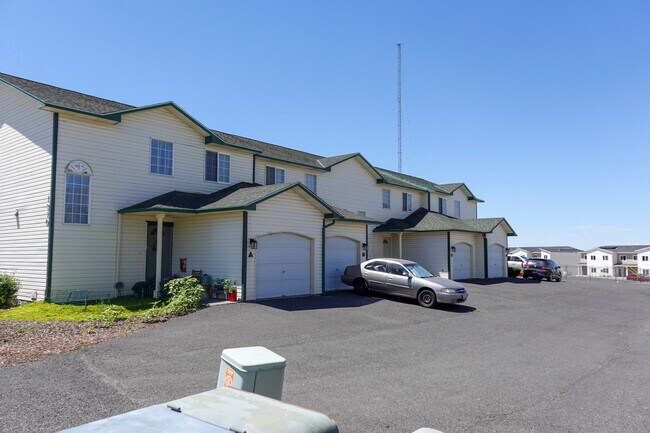 Building Photo - 1310 S Skyline Dr