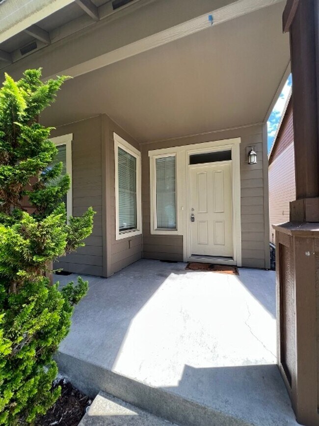 Building Photo - Rent Reduction! End Unit - Hawks Prairie Townhome