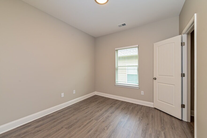 Building Photo - 5084 Summerview Ln