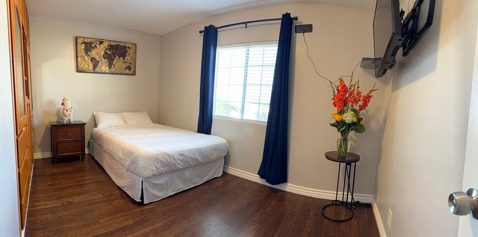 Bed 2 - 11456 Mclaren St