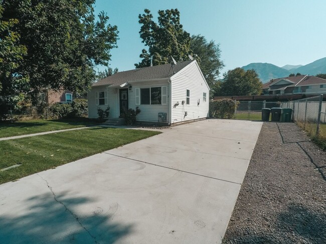 Building Photo - Updated Cozy Cottage