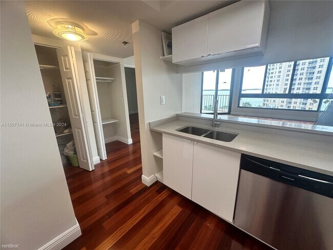 Building Photo - 1 br, 1.5 bath Condo - 520 Brickell Key Dr...