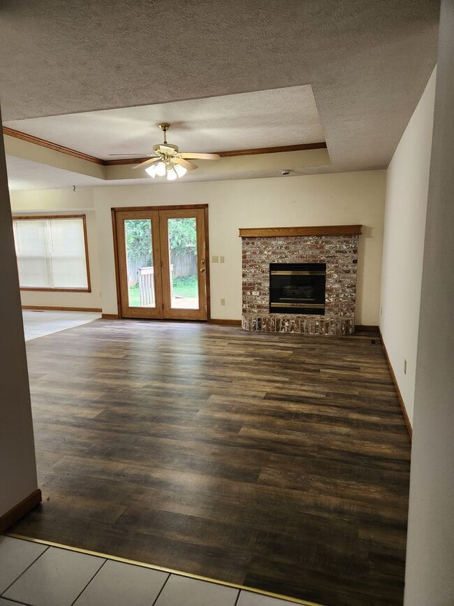 Building Photo - Southwest Springfield 3 Bed / 2 Bath Home with Garage – Pre-Leasing Now!