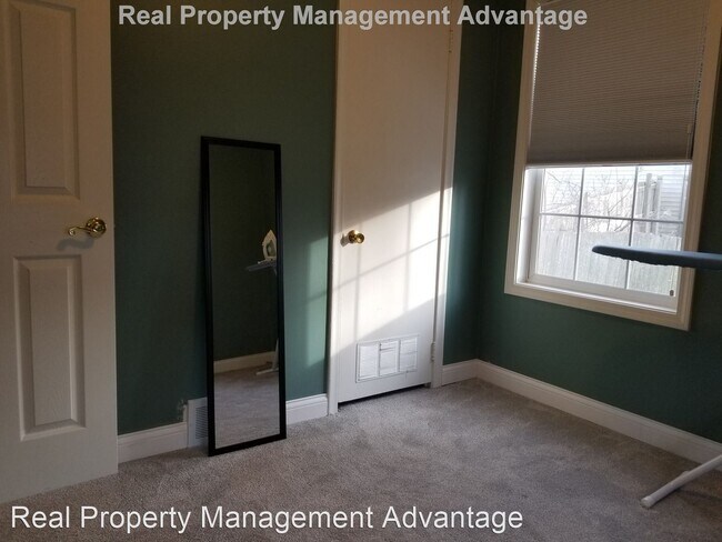 Building Photo - 3 br, 1 bath House - 21845 Novi Rd.