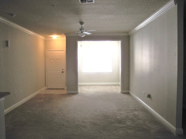 Building Photo - Gorgeous 3/2 Condo with 1 Car Garage in Ex...