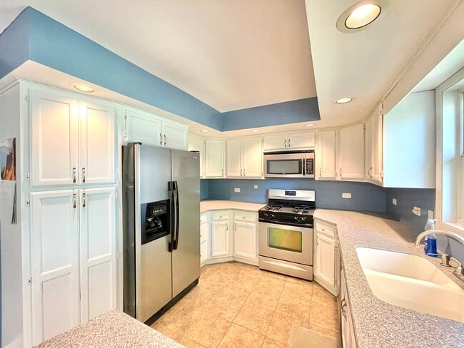 Building Photo - 2250 Lakeside Dr