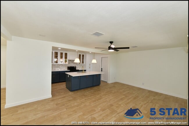 Building Photo - 3217 Wedgewood Dr