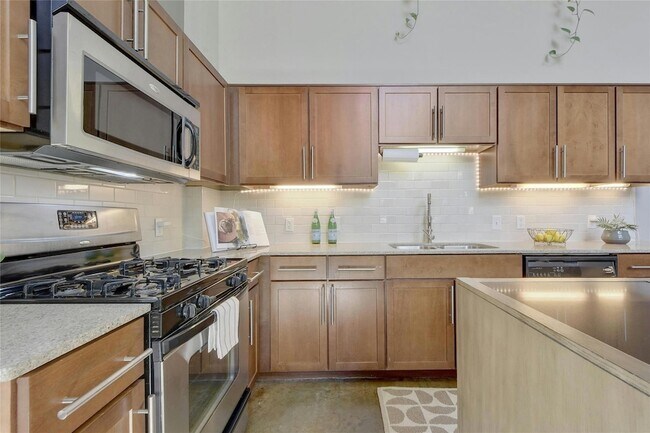 Building Photo - 1601 E Cesar Chavez St