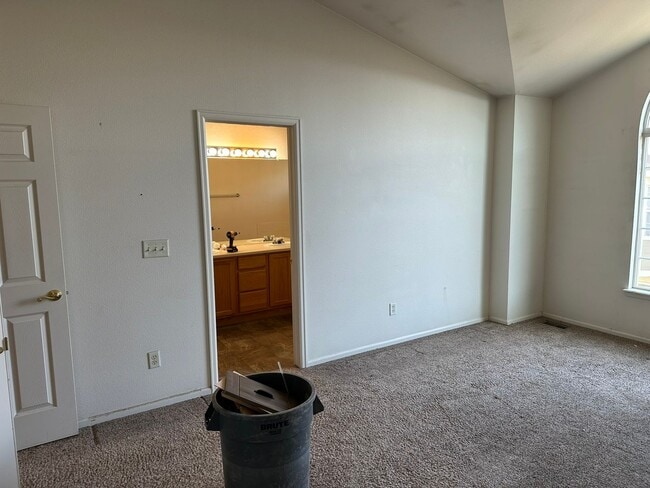 Building Photo - Make this refreshed townhome your own!