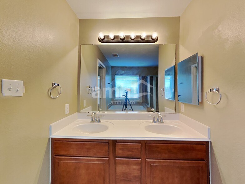 Building Photo - 5318 Rio Dr