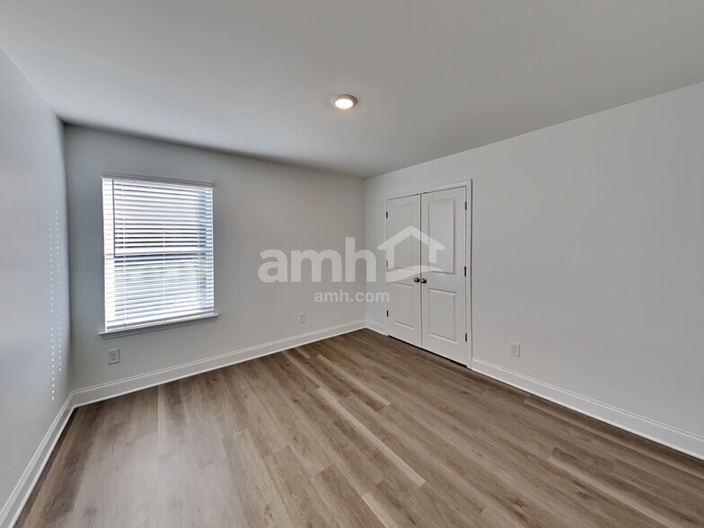 Building Photo - 56 Pointe Dr