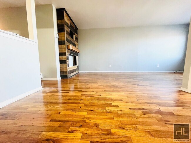 Building Photo - Your Charming & Spacious 3 Bed Apartment! ...