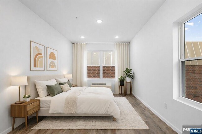 Building Photo - 51 E Main St