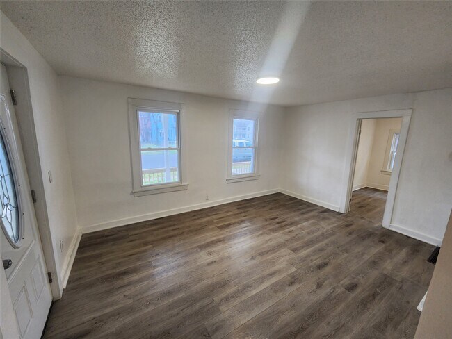 Building Photo - 28 Mather St