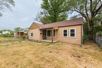 Building Photo - Bed 2 Bath In Quiet Neighborhood!