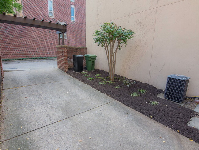 Building Photo - 21 W Lee St