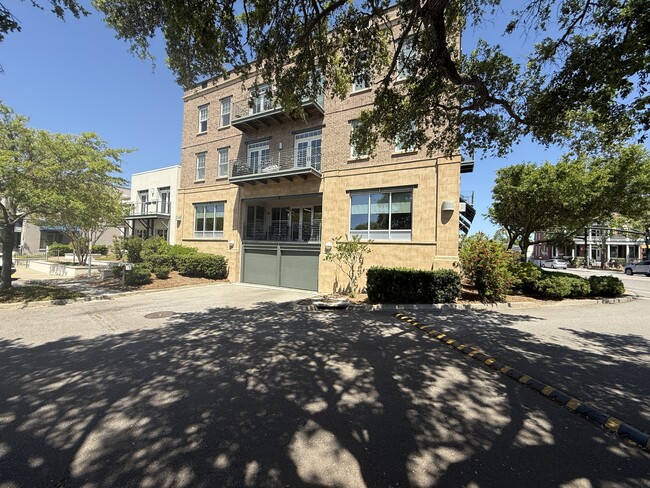 Building Photo - 700 Bay St