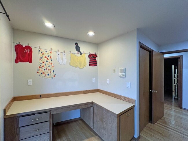 Building Photo - Gated Sound view home Des Moines area, 4 bed plus den 2.5 bath 3900 s/f, Available NOW!!!