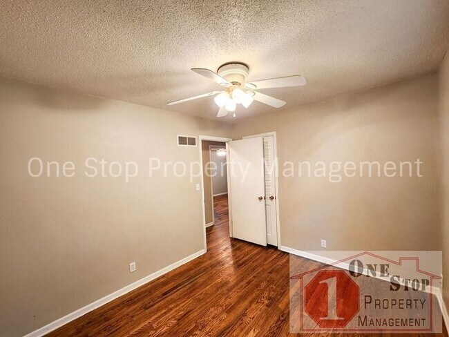 Building Photo - Beautiful 3 Bedroom 2.5 Bathroom Home in R...