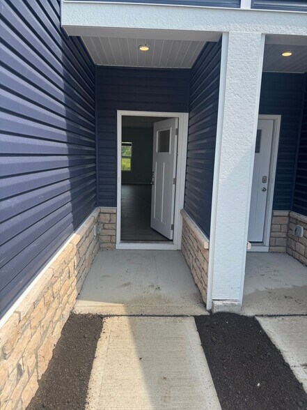 Building Photo - 1388 Marinelli Dr E