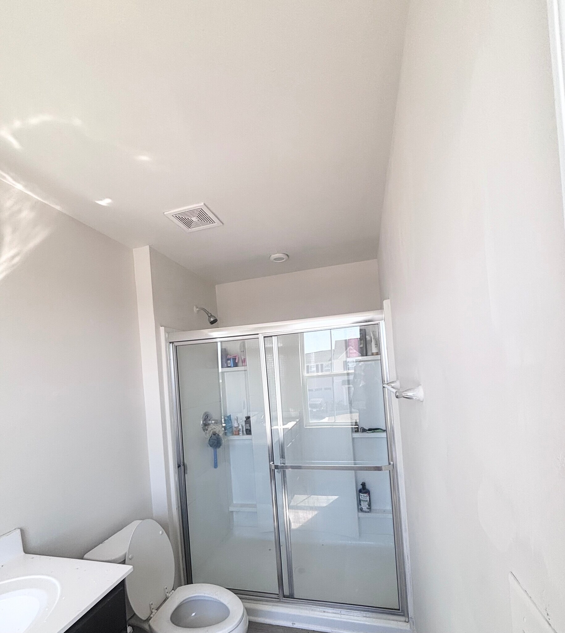 Building Photo - Room in House on Browband St