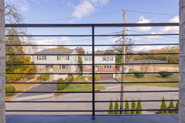 Building Photo - 1 Victoria Ln