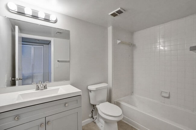 Building Photo - SPACIOUS 2 BED/2 BATH WITH BALCONY IN RESORT-STYLE COMMUNITY!