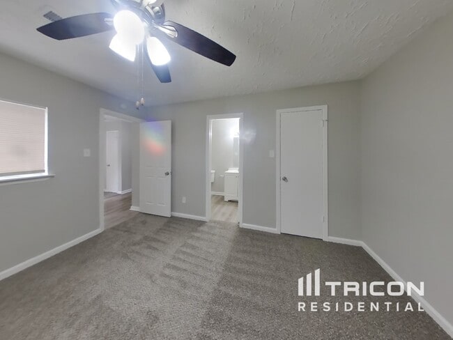 Building Photo - 10919 Almond Grove