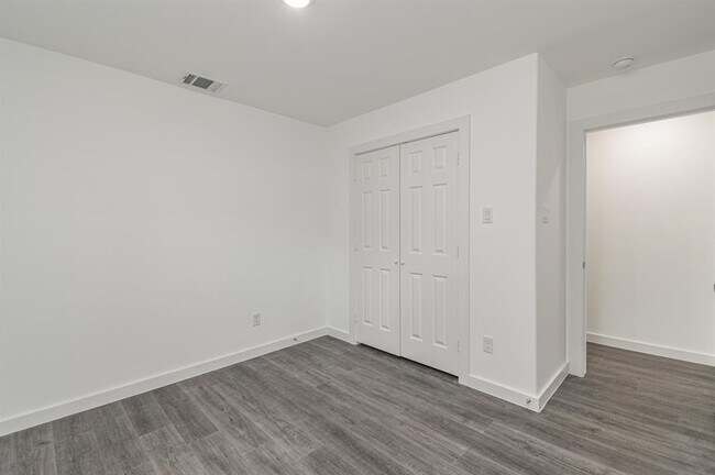Building Photo - 7802 Crestview Dr